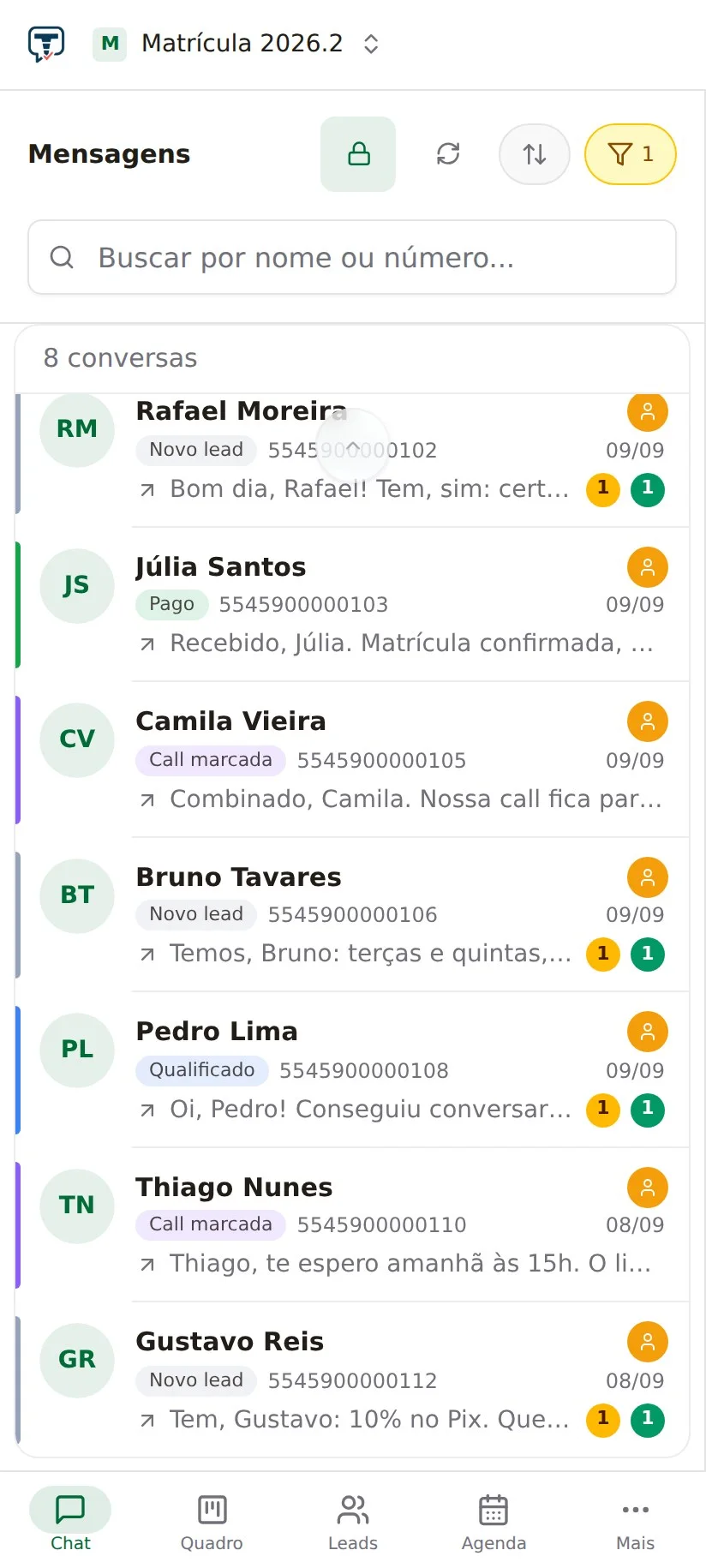 A lista de conversas no celular, cada uma com a cor da etapa do funil e a última mensagem trocada.