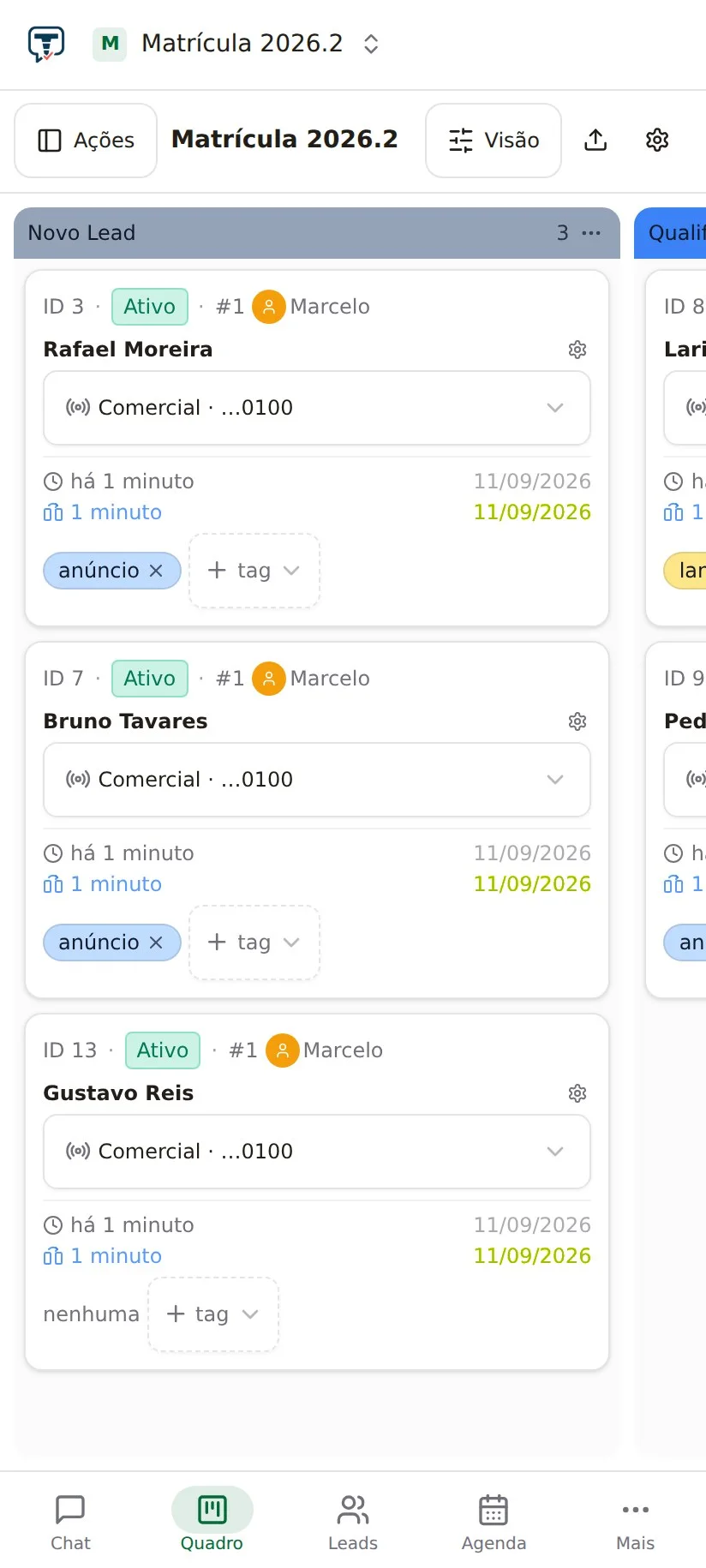 O quadro do funil no celular: a coluna Novo Lead com três cards, cada um com o dono, o canal e a tag de origem.
