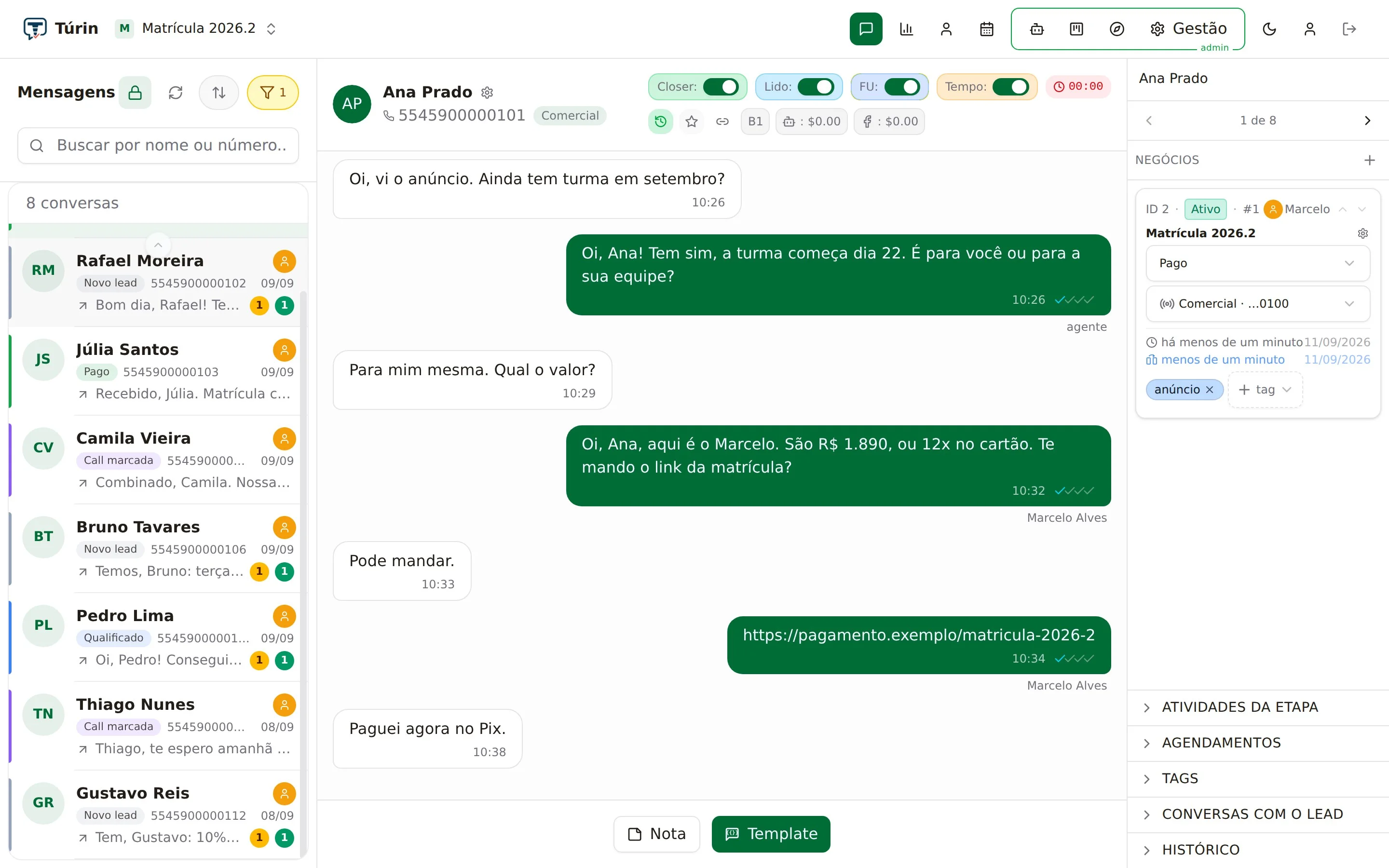 A tela do Túrin em uso, em três colunas: a lista com seis conversas coloridas pela etapa do funil, a conversa da Ana Prado, que começa com «Oi, vi o anúncio» e termina em «Paguei agora no Pix», e a ficha dela com o negócio Matrícula 2026.2 na etapa Pago e o dono da venda, Marcelo.